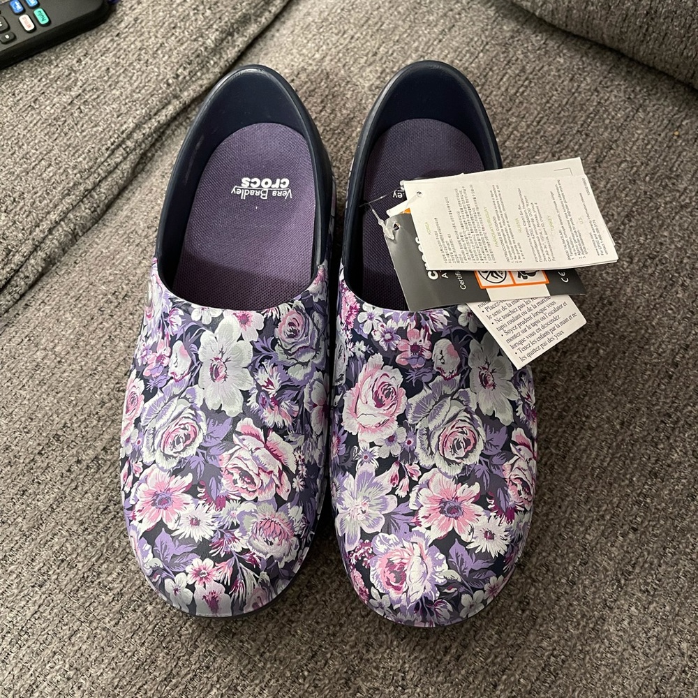 Vera Bradley Nurse Crocs Purple Floral NWT Size 7